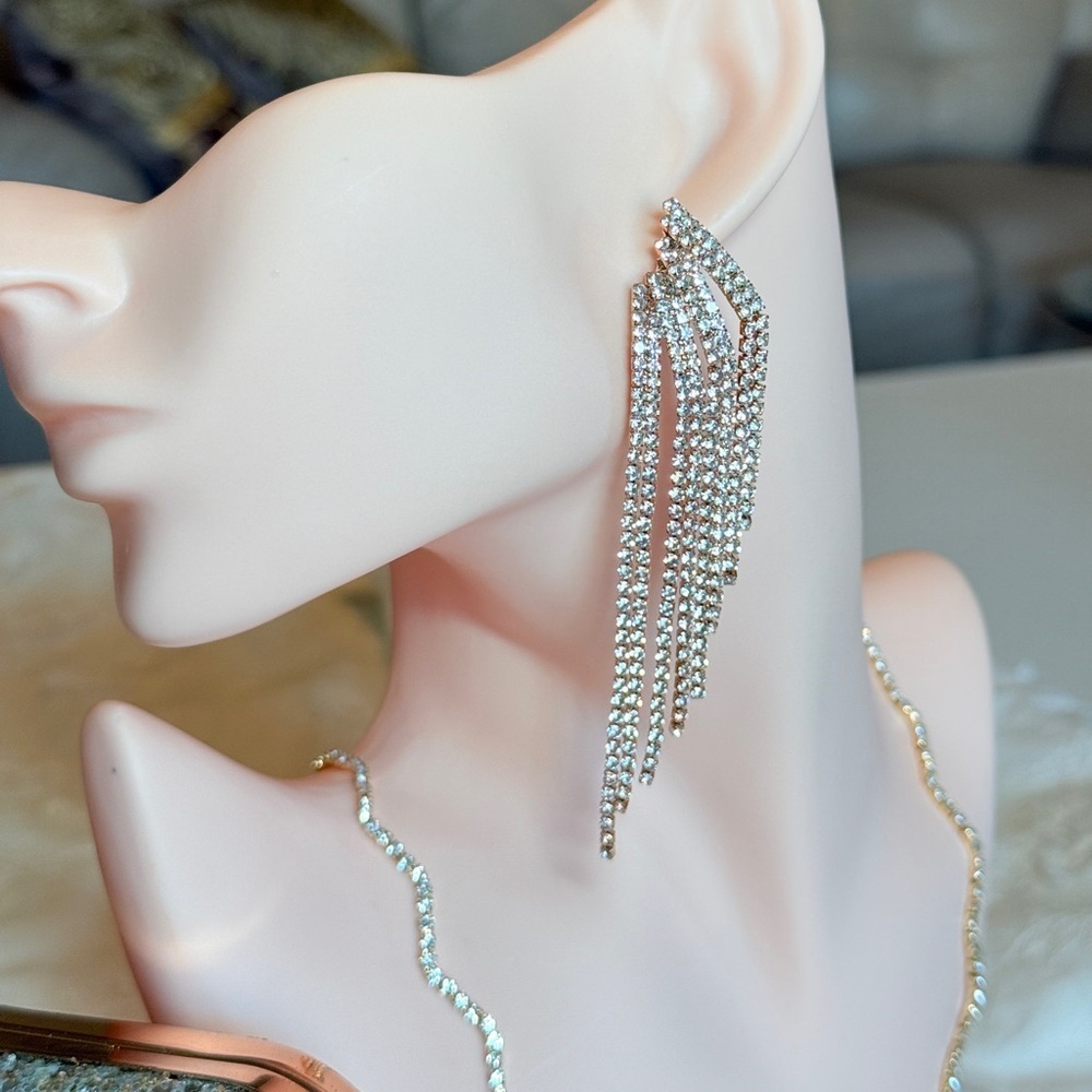 ⚜️ Classic Dangle Earrings With Crystals